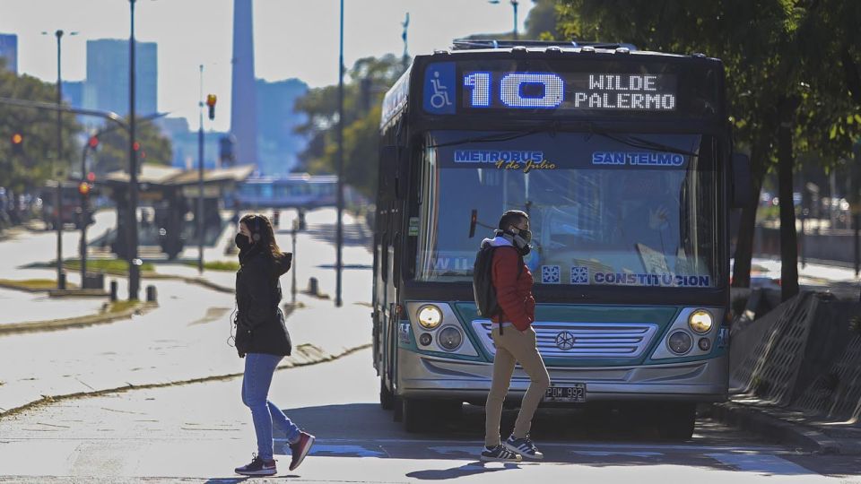 gente caminando por la calle con tapabocas
