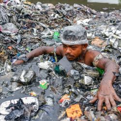 Bangladesh, Dacca: un voluntario nada a través de la basura mientras limpia un canal del río Buriganga. | Foto:Zabed Hasnain Chowdhury / Zuma Wire / DPA