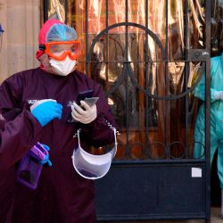 Los trabajadores de la salud se preparan para evaluar COVID-19 en el asilo de ancianos de San José en Cochabamba, Bolivia. - Diez ancianos del asilo de ancianos de San José murieron por el nuevo coronavirus y 64 de cada 100 pruebas realizadas El viernes resultó positivo. | Foto:AFP