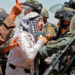 Los manifestantes palestinos se enfrentan a las fuerzas israelíes durante una protesta contra los asentamientos judíos y la anexión planificada de partes de la Cisjordania ocupada por Israel, en la ciudad de Asira Shamaliya, cerca de la ciudad cisjordana de Naplusa. | Foto:JAAFAR ASTIA / AFP