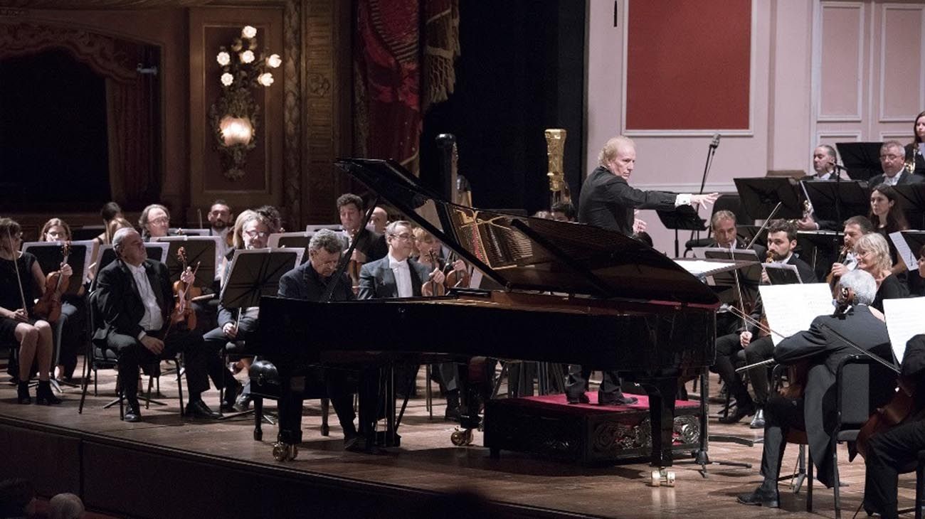  La Orquesta Filarmónica de Buenos Aires dirigida por Arturo Diemecke con el pianista Homero Francesch