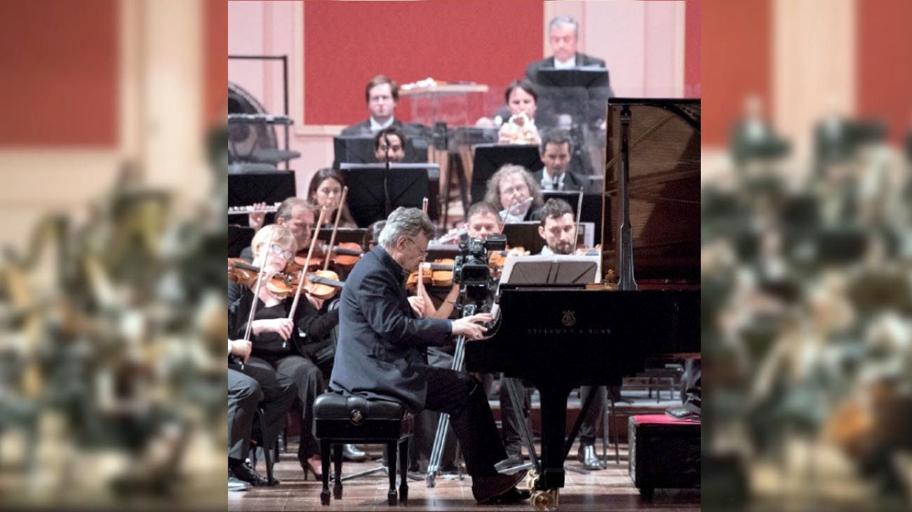  La Orquesta Filarmónica de Buenos Aires dirigida por Arturo Diemecke con el pianista Homero Francesch