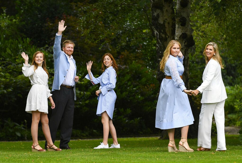 Máxima y su familia hacen el posado oficial de verano, en el palacio de La Haya.