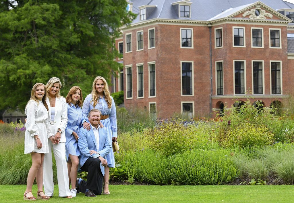 Máxima y su familia hacen el posado oficial de verano, en el palacio de La Haya.