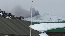 En plena nevada, el volcán Copahue expulsó cenizas que llamaron la atención de los lugareños.
