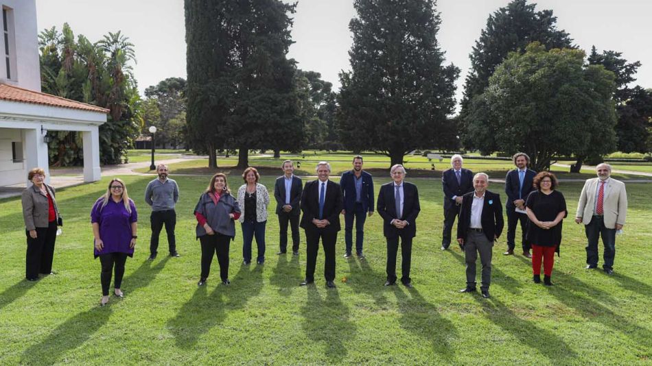 El Presidente se reunió con el comité de expertos médicos y científicos 20200717