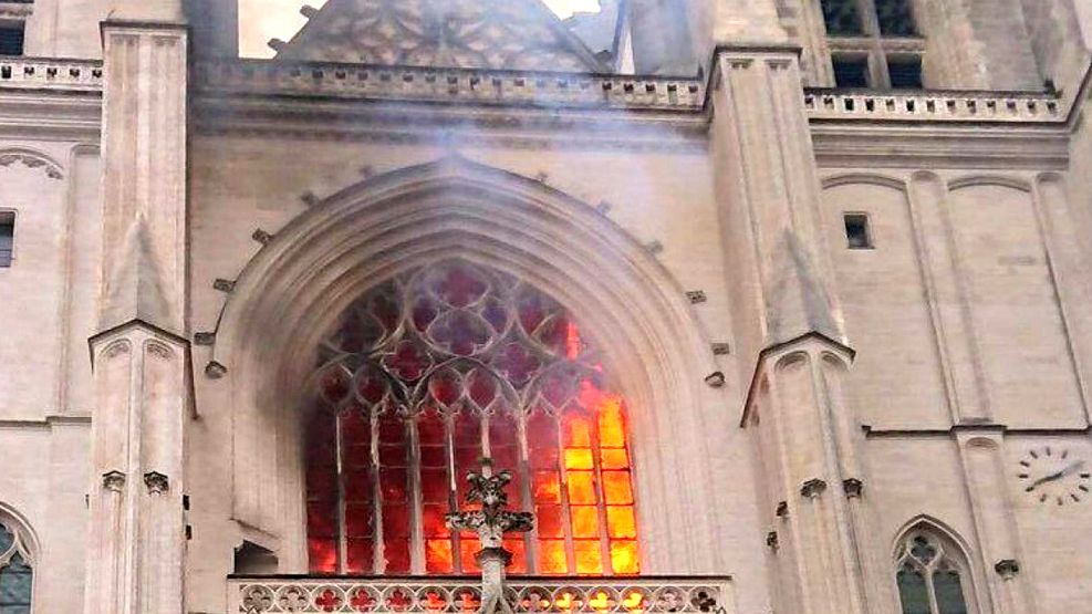 Las llamas se vieron desde la calle en un la Catedral de Nantes este 18 de julio de 2020.