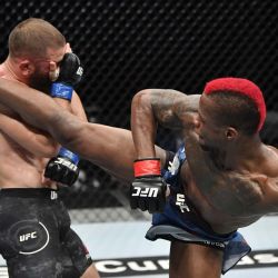 Ultimate Fighting Championship (UFC), Marc Diakiese de la República Democrática del Congo (R) pateando a Rafael Fiziev de Kazajstán, en su pelea por el campeonato de peso pluma durante el evento UFC 251 en UFC Fight Island en la isla Yas de Abu Dhabi. (Foto de Jeff BOTTARI / ZUFFA LLC / AFP) | Foto:afp