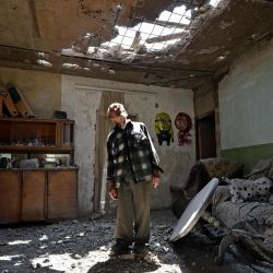 Aram Vardazaryan se encuentra dentro de su casa que sufrió ataques con bombas en el pueblo de Aygepar, región de Tavush, recientemente dañado por los bombardeos durante los enfrentamientos armados en la frontera armenio-azerbaiyana. | Foto:Karen Minasyan / AFP