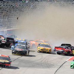 Martin Truex Jr., conductor del # 19 Bass Pro Shops Toyota, William Byron, conductor del # 24 Axalta Chevrolet, y otros están involucrados en un incidente en la pista durante la NASCAR Cup Series O'Reilly Auto Parts 500 en Texas Motor Speedway. | Foto:Brian Lawdermilk / Getty Images / AFP