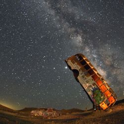 La galaxia de la Vía Láctea se ve en el cielo sobre el Bosque Internacional de Automóviles de la Última Iglesia en Goldfield, Nevada. - La atracción en carretera, creada en 2002 por Mark Rippie, tiene más de 36 automóviles, incluidos automóviles, camiones y furgonetas. | Foto:David Becker / AFP