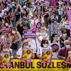 Los manifestantes, que usan máscaras protectoras, sostienen pancartas y retratos de mujeres, durante una protesta convocada por KCDP (Plataforma para detener los feminicidios - Kadin Cinayetlerini Durduracagiz Platformu) y Asambleas de mujeres, para una mejor implementación de la Convención de Estambul y la Ley turca 6284 para protección de la familia y prevención de la violencia contra la mujer, en Estambul, Turquía. | Foto:Yasin Akgul / AFP