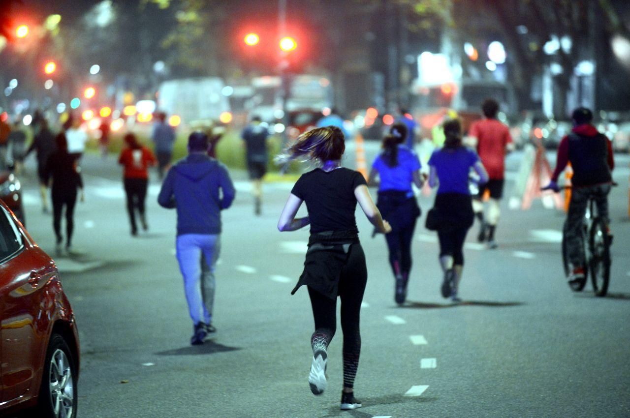 Vecinos de la Capital Federal pudieron salir este 20 de julio nuevamente a correr o a practicar actividades físicas al aire libre, por primera vez en 20 días.