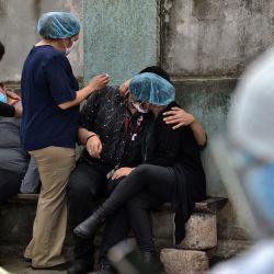 Los familiares y amigos del periodista hondureño David Romero, jefe de la estación de radio y televisión Globo, quien fue sentenciado en 2019 a casi 11 años de prisión por difamación, lloran después de morir por complicaciones de COVID-19 durante la nueva pandemia de coronavirus, en Tegucigalpa. | Foto:Orlando Sierra / AFP