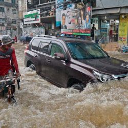 Los pasajeros se dirigen a través de una calle llena de agua después de un fuerte aguacero en Dhaka. - El número de muertos por las fuertes lluvias monzónicas en el sur de Asia ha aumentado a casi 200, dijeron los funcionarios, cuando Bangladesh y Nepal advirtieron que las aguas crecientes traerían más inundaciones. | Foto:Munir Uz zaman / AFP