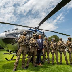 Baviera: Joachim Herrmann, Ministro del Interior bávaro, se encuentra con oficiales de la fuerza especial especial frente a un nuevo helicóptero durante una conferencia de prensa sobre la compra de ocho nuevos helicópteros de policía por 100 millones de euros. | Foto:Peter Kneffel / DPA