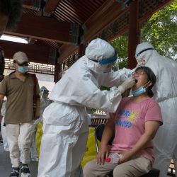 China, Beijing: una mujer se somete a una prueba de ácido nucleico libre en Beijing, luego de la detección de un nuevo brote de coronavirus (Covid-19). | Foto:DPA