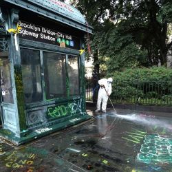 Los trabajadores de saneamiento limpian graffitis en Nueva York. | Foto:TIMOTHY A. CLARY / AFP
