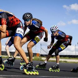 Las patinadoras participan en una sesión de entrenamiento en el circuito de Zandvoort en Zandvoort, Países Bajos, antes de la maratón de patinaje en línea y el sprint de 100 metros que se realizará el 29 de agosto de 2020. | Foto:Koen Van Weel / ANP / AFP