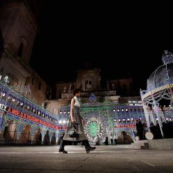 Una modelo presenta una creación para Dior durante el desfile de moda 2021 Dior Croisiere en Lecce, sur de Italia. | Foto:Filippo Monteforte/ AFP)