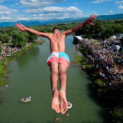 Un buzo salta del puente de 22 metros de altura  | Foto:Armend NIimani / AFP