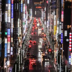 La foto muestra una imagen general del área de Ginza en la noche en Tokio. - Debido a la pandemia del coronavirus COVID-19, el Comité Olímpico Internacional (COI) se vio obligado a retrasar los Juegos hasta el 23 de julio de 2021, el primer aplazamiento de la historia en tiempos de paz. | Foto:Charly Triballeau / AFP