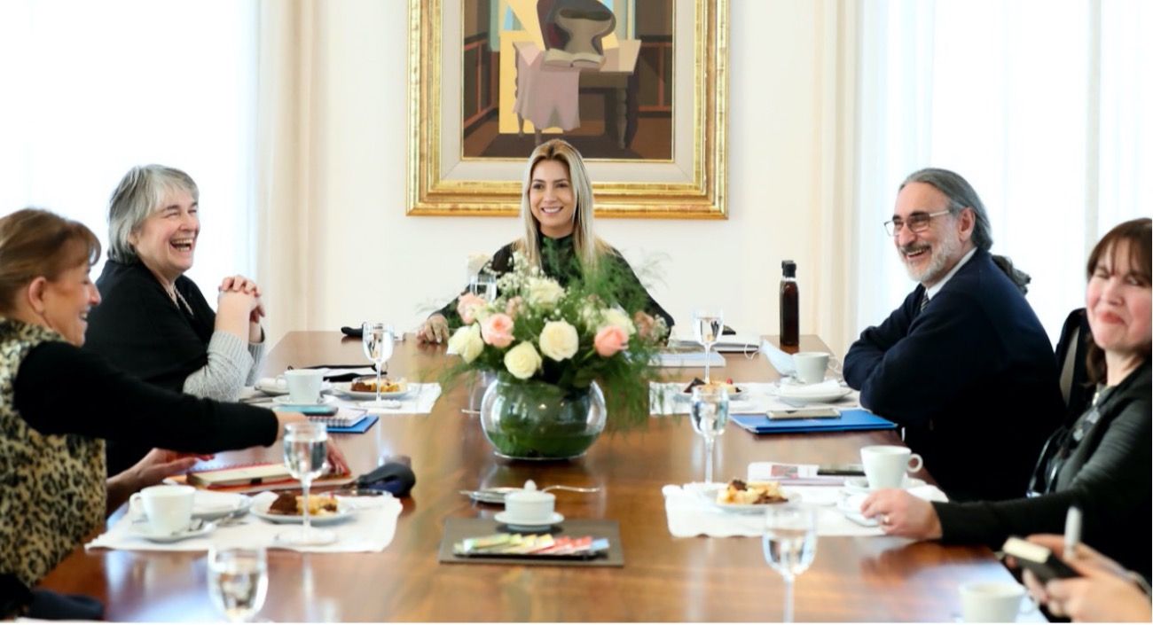 Fabiola Yañez la Quinta de Olivos, con el Ministro de Agricultura, Ganadería y Pesca, el ingeniero Luis Basterra; con la presidenta del Instituto Nacional de Tecnología Agropecuaria (INTA), ingeniera Susana Mirassou y la titular de la Unidad Gabinete de Asesores, ingeniera Diana Guillen.