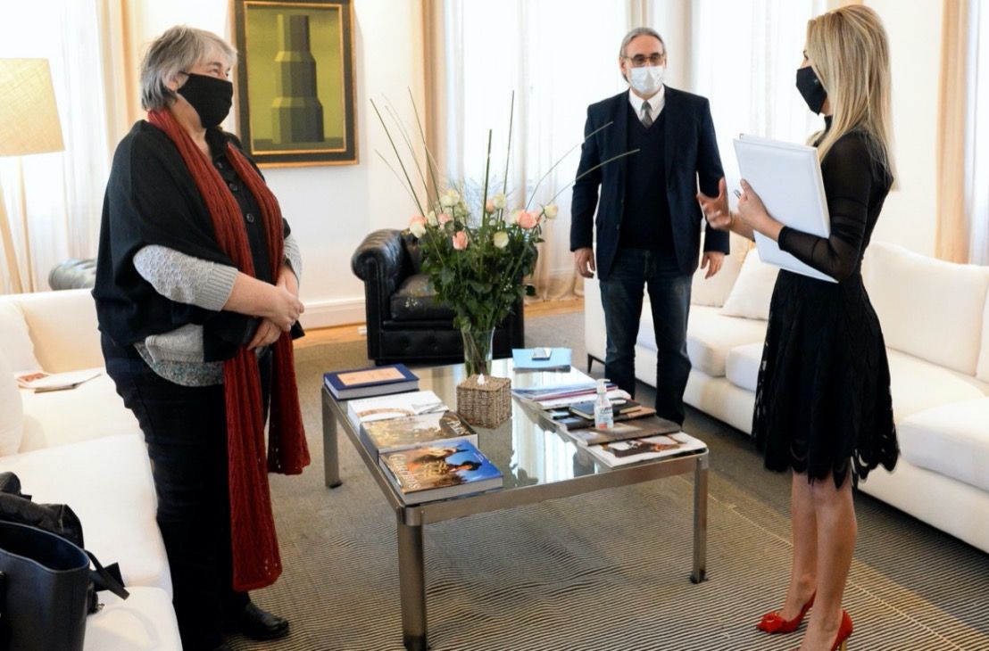 Fabiola Yañez la Quinta de Olivos, con el Ministro de Agricultura, Ganadería y Pesca, el ingeniero Luis Basterra; con la presidenta del Instituto Nacional de Tecnología Agropecuaria (INTA), ingeniera Susana Mirassou y la titular de la Unidad Gabinete de Asesores, ingeniera Diana Guillen.