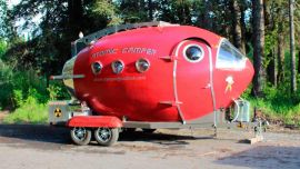 La Atomic Camper tiene numerosos guiños estéticos a los aviones y submarinos de la década del 50.