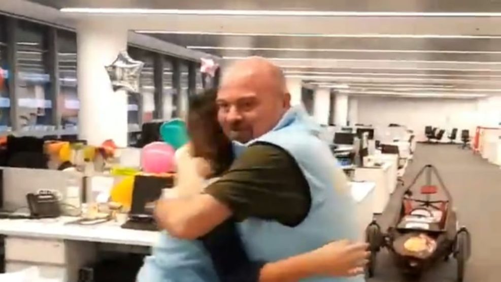 Fabián Capponi, abrazando a una compañera en el video