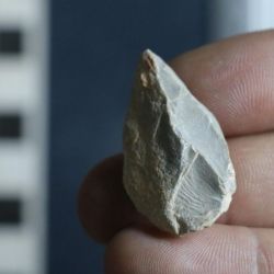 Los investigadores encontraron unos 1.900 artefactos de piedra fabricados a lo largo de miles de años, 