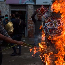 Los devotos queman una efigie de paja de Ghanta Karna durante las celebraciones del festival hindú de  | Foto:PRAKASH MATHEMA / AFP