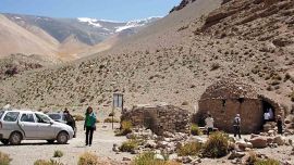 Refugio El Peñón, construido por Sarmiento en 1873, camino a Laguna Brava.