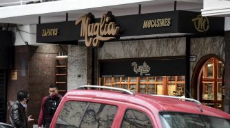 En un asalto a una zapatería, en Flores, un ladrón murió y el propietario resultó herido en la mano.