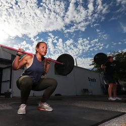 Alexa Hoovis se pone en cuclillas durante un entrenamiento al aire libre del gimnasio Jetty Gym  | Foto:Al Bello / Getty Images / AFP