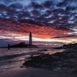 Inglaterra: un fotógrafo observa el amanecer en el faro de Santa María en la bahía de Whitley. | Foto:Owen Humphreys / DPA
