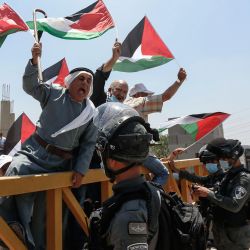 Los manifestantes palestinos discuten con las fuerzas de seguridad israelíes durante una manifestación contra los asentamientos judíos y los planes de anexión israelíes en Cisjordania. | Foto:Shadi Jarar'ah / DPA