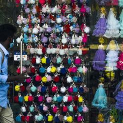 Un hombre pasa junto a una tienda de juguetes en Colombo. | Foto:Ishara S. Kodikara / AFP