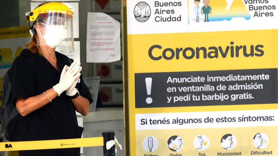 Personal sanitario de hospitales públicos porteños con barbijos tricapa.