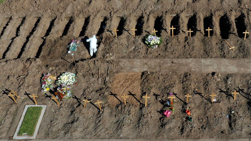 Cementerio Flores Tumbas Coronavirus 25072020