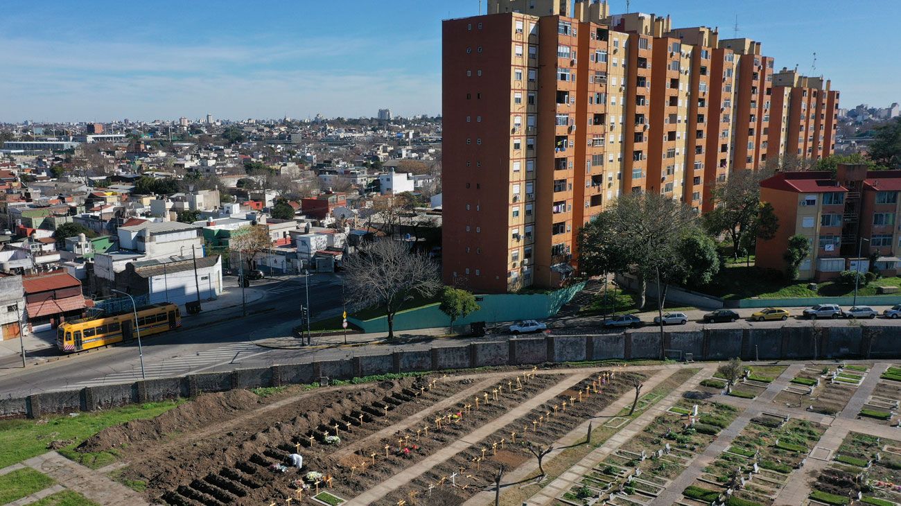 Nuevas tumbas en el cementerio de Flores donde son enterradas las personas que fallecieron de coronavirus