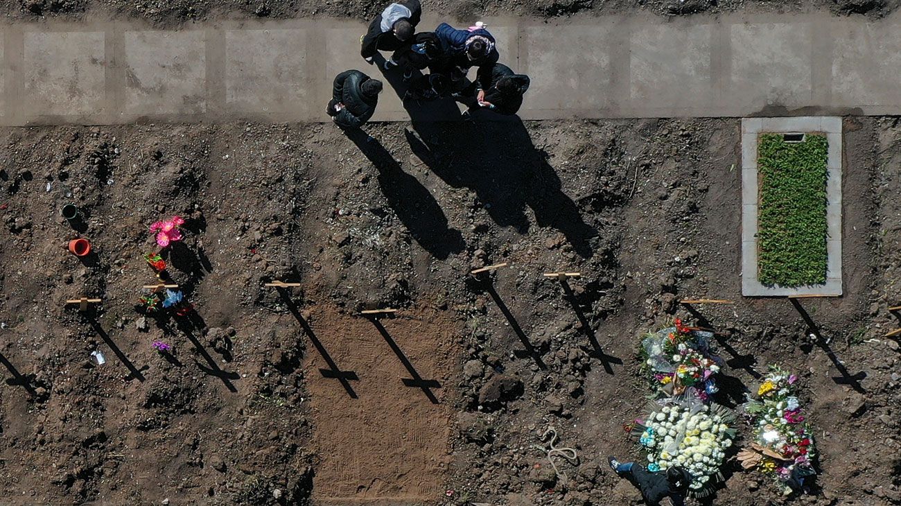 Nuevas tumbas en el cementerio de Flores donde son enterradas las personas que fallecieron de coronavirus