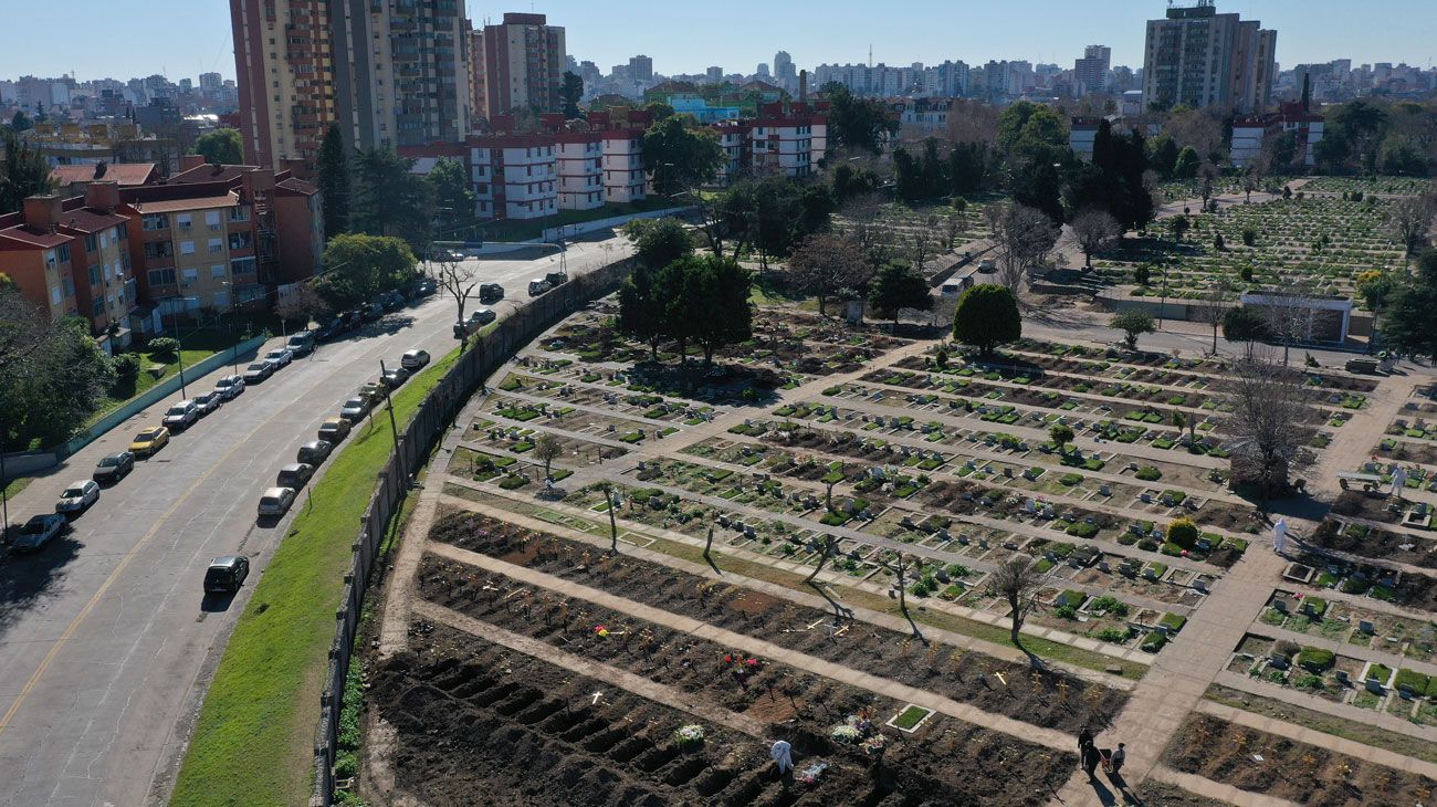 Nuevas tumbas en el cementerio de Flores donde son enterradas las personas que fallecieron de coronavirus