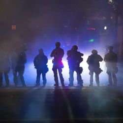 Oficiales federales caminan a través de gases lacrimógenos mientras dispersan a una multitud de aproximadamente mil personas durante una protesta en el Palacio de Justicia de los Estados Unidos Mark O. Hatfield en Portland, Oregon. | Foto:Nathan Howard / Getty Images / AFP