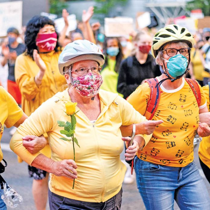 Buenos Aires Times Portland S Wall Of Moms Builds On A Long Protest Tradition