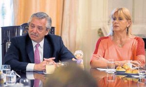 Iniciativa. El Presidente junto a la ministra Losardo, una de las armadoras del proyecto de ley.