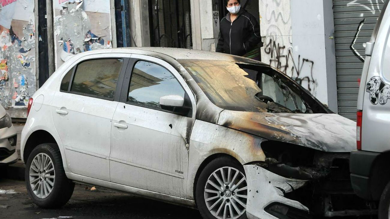 Varios coches y motos fueron incendiados en Villa Crespo.