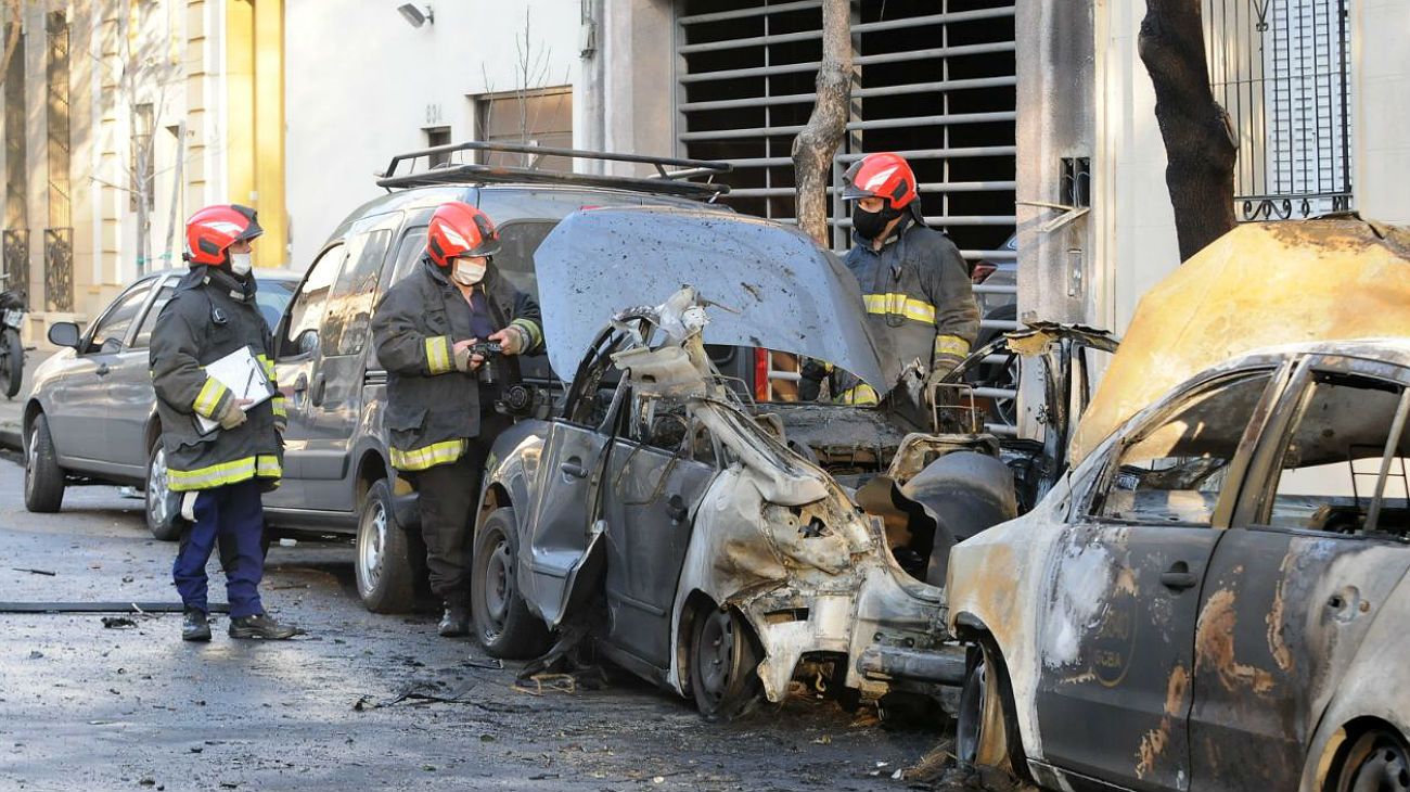 Varios coches y motos fueron incendiados en Villa Crespo.