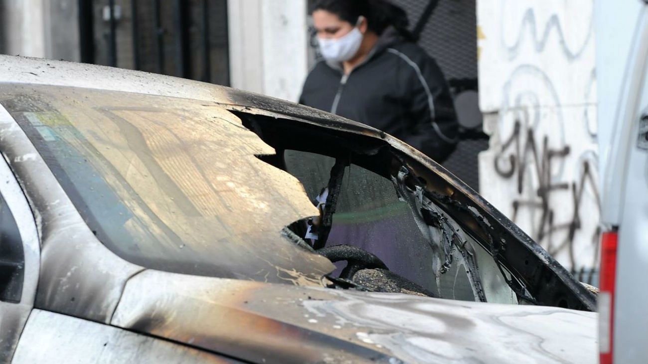 Varios coches y motos fueron incendiados en Villa Crespo.