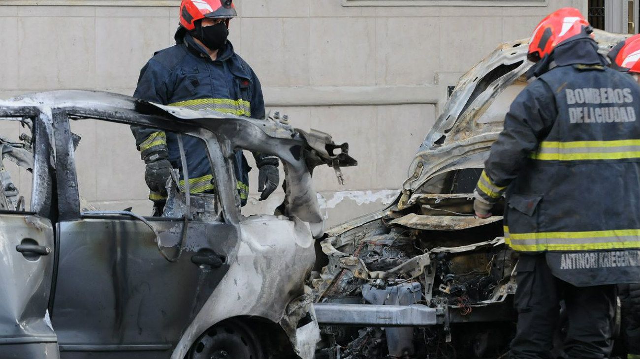 Varios coches y motos fueron incendiados en Villa Crespo.